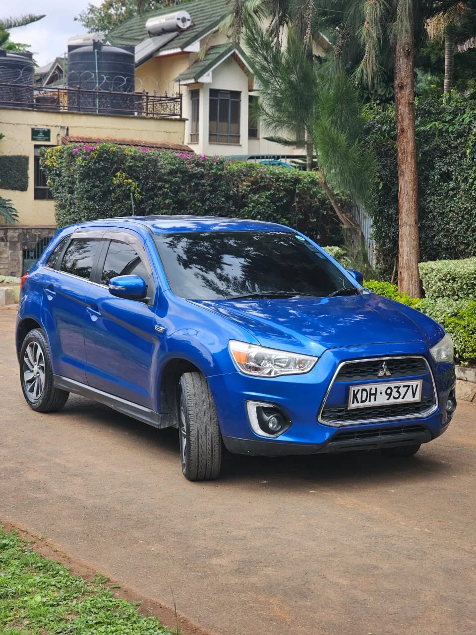Side view of the Mitsubishi RvR