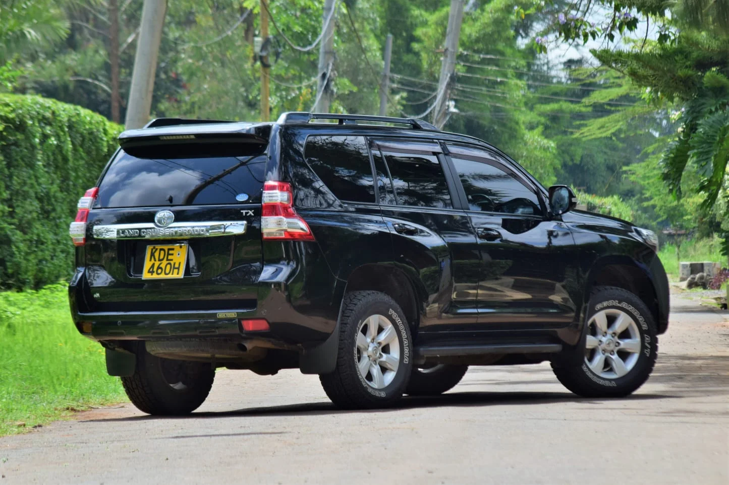 Three-quarter side view of the Toyota Landcruiser Prado