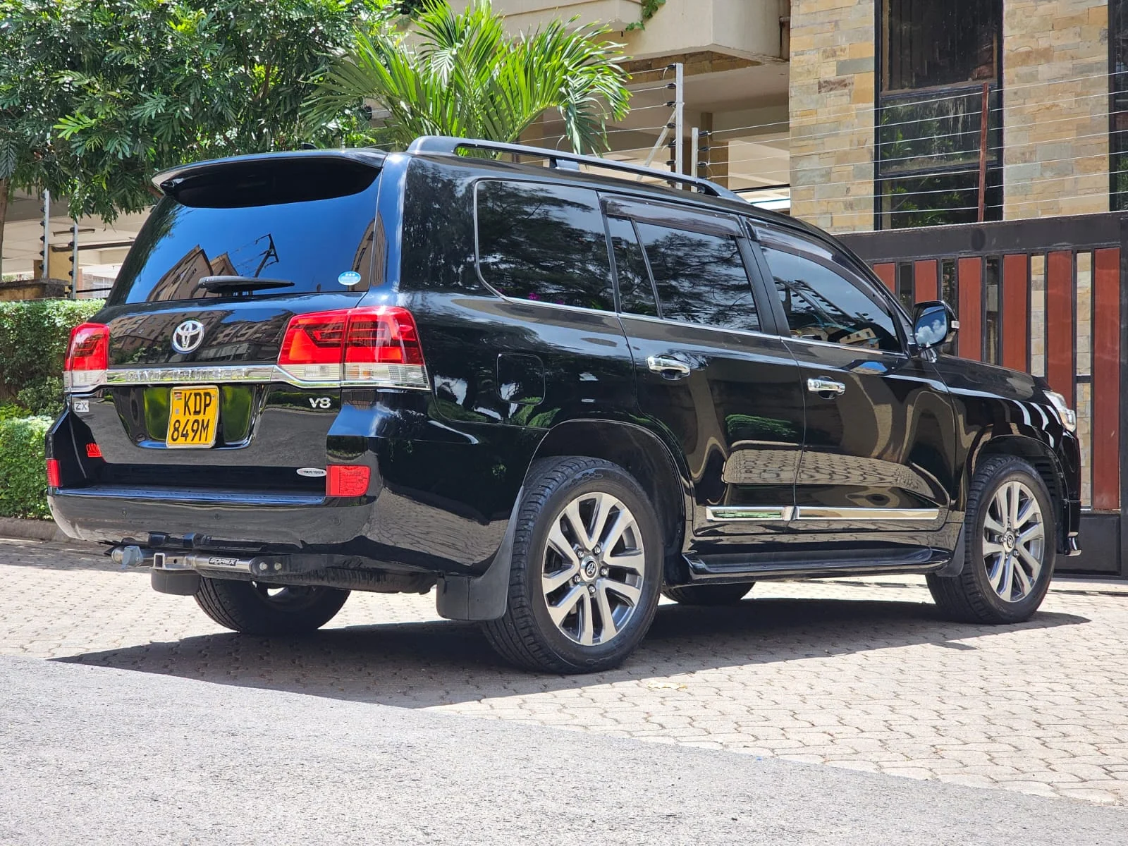 Side view of the Toyota Landcruiser V8