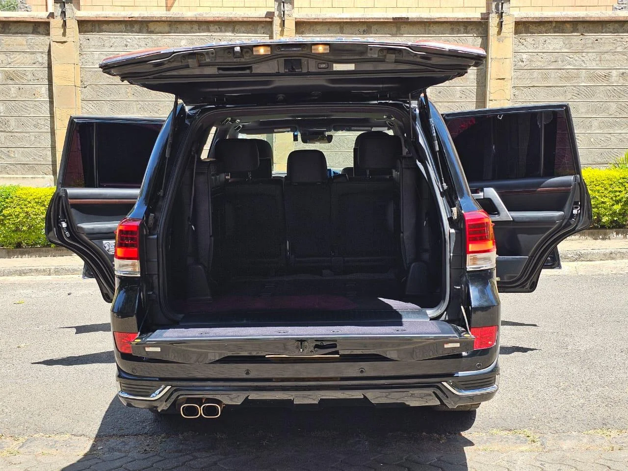 Second rear angle of the Toyota Landcruiser V8