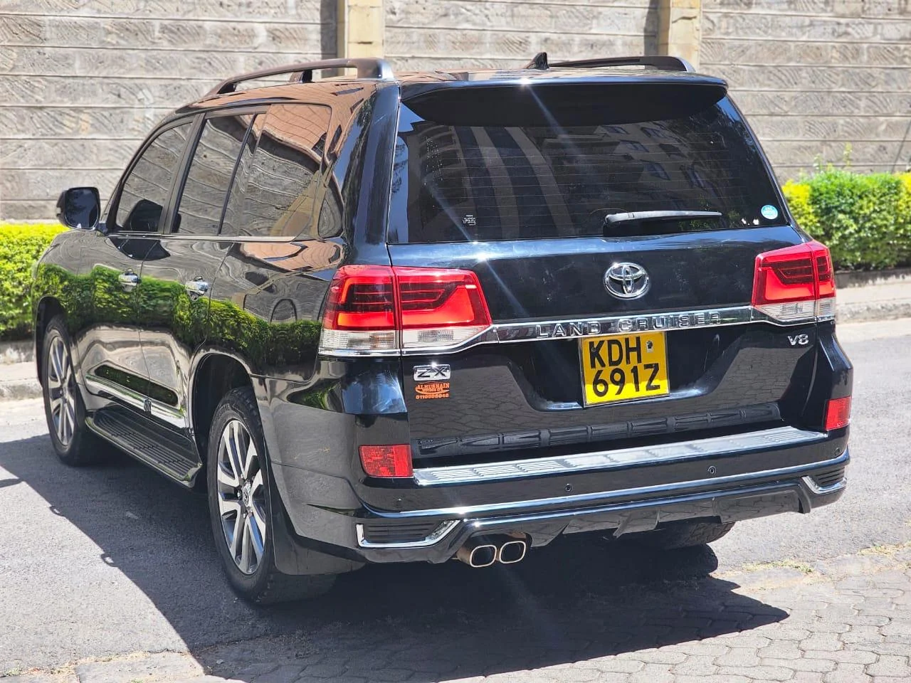 Rear quarter view of the Toyota Landcruiser V8