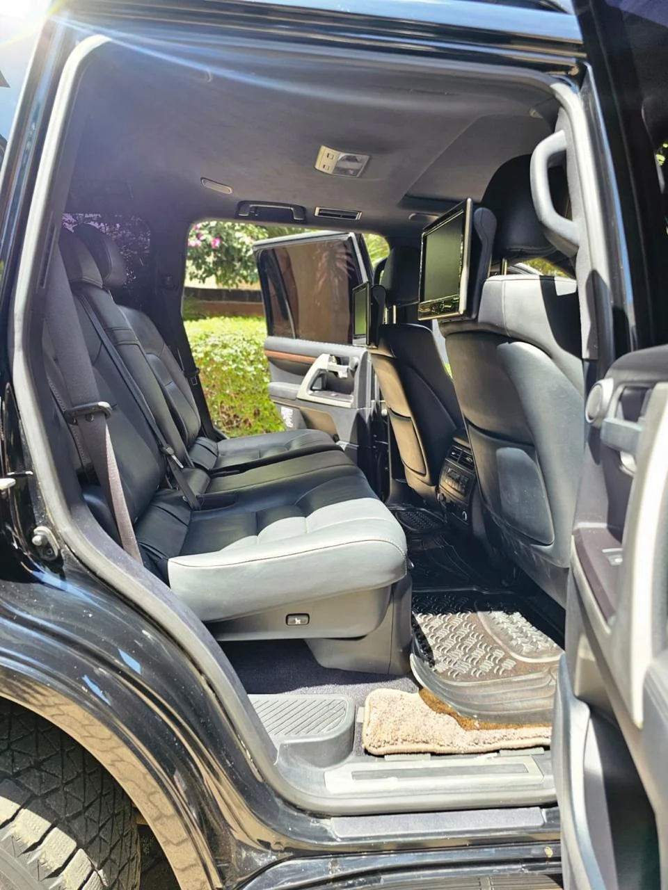 Side view of the Toyota Landcruiser V8