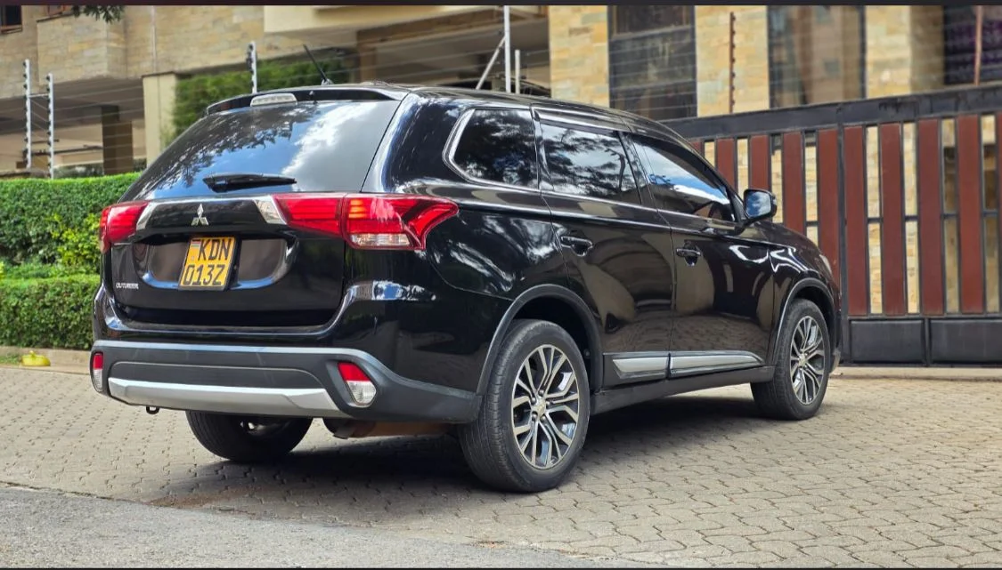 Side view of the Mitsubishi Outlander