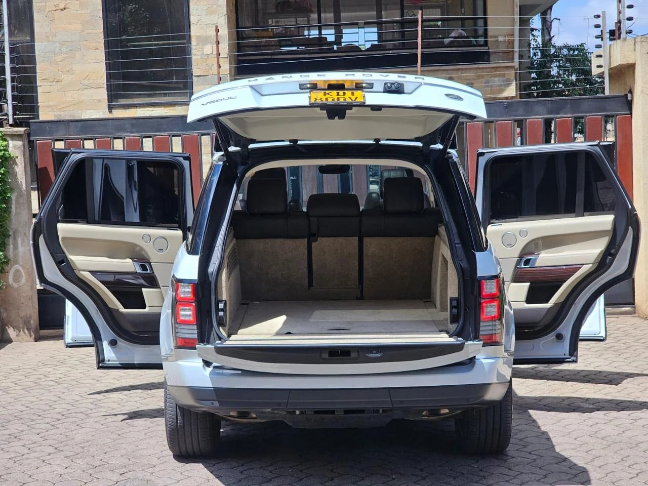 Rear view of the Range Rover Vogue