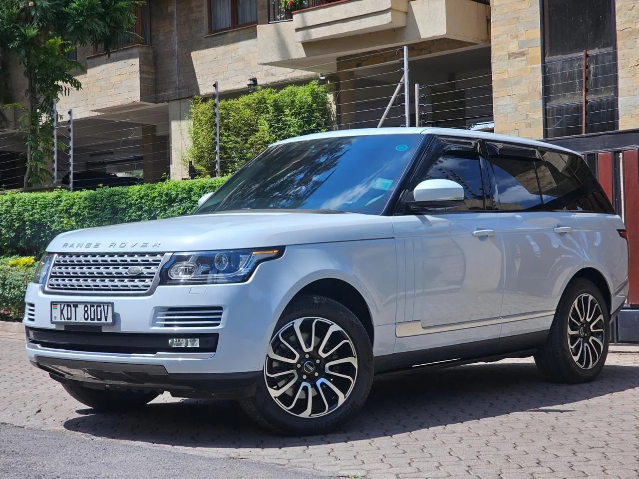 Side view of the Range Rover Vogue