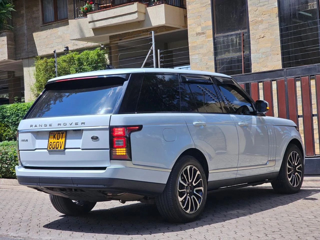 Three-quarter side view of the Range Rover Vogue