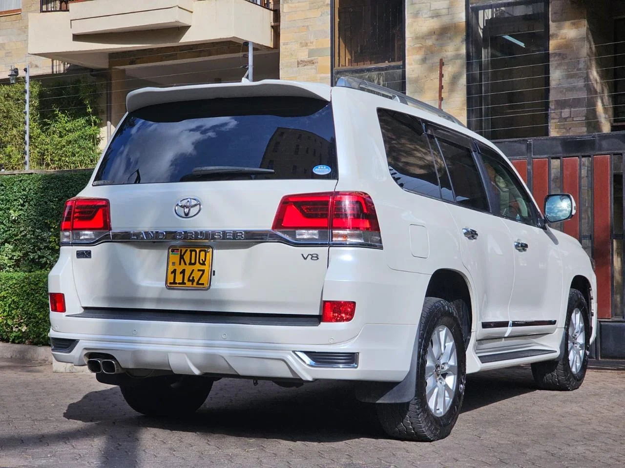 Rear view of the White Toyota Landcruiser V8