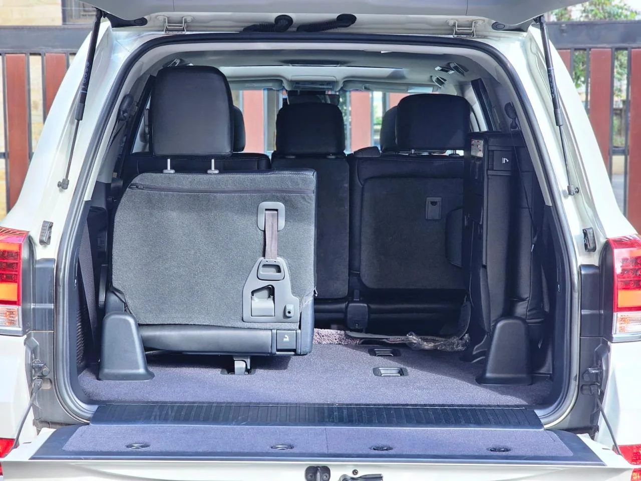 Rear quarter view of the White Toyota Landcruiser V8
